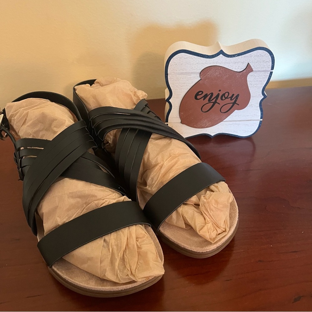 🖤 Size 8 Easy Spirit Women’s Black Strappy Flat Sandals, comfort for any outfit